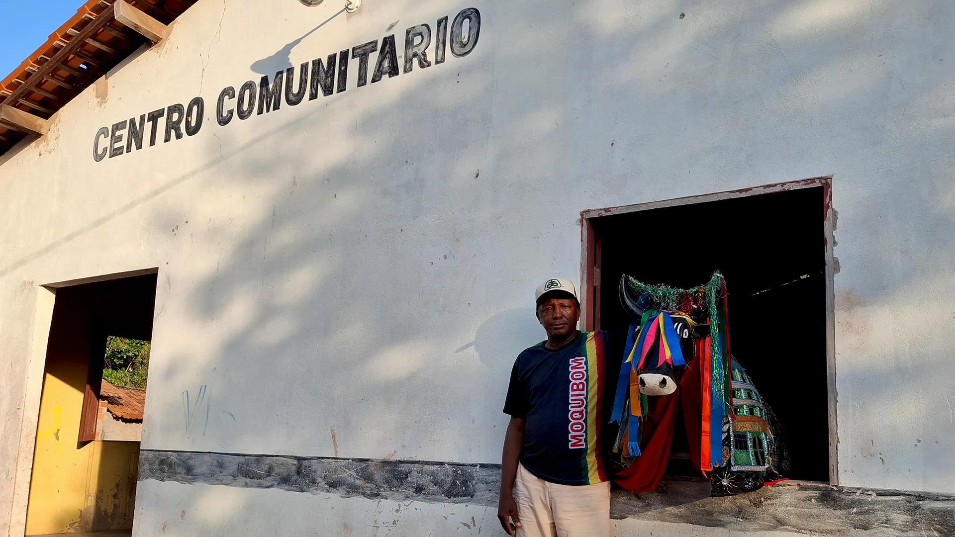 Vaim, um dos líderes do Quilombo Onça, em Santa Inês, no Maranhão, ao lado do boi no centro comunitário. Foto: Katherine Martins