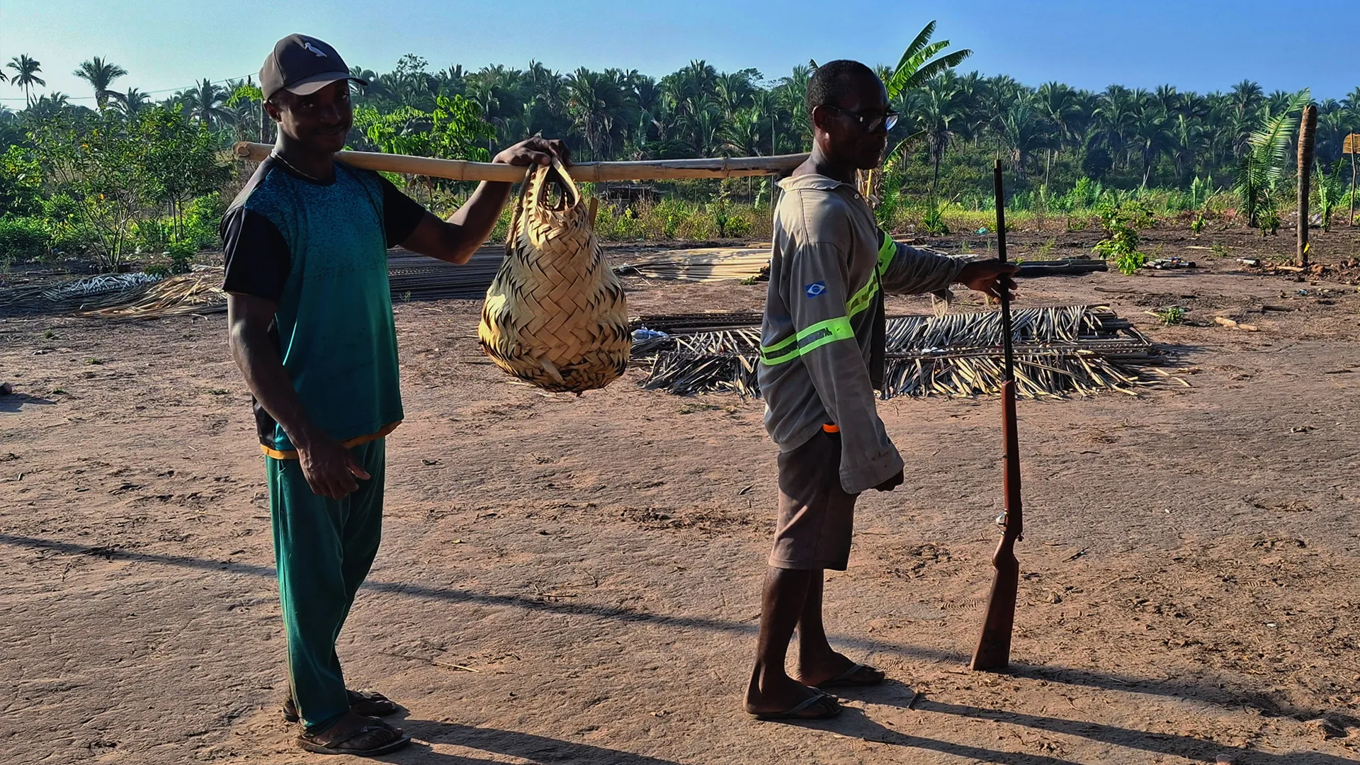 Inocêncio, um dos líderes comunitários do Quilombo Onça, em Santa Inês, no Maranhão, voltando da pesca. Foto: Katherine Martins