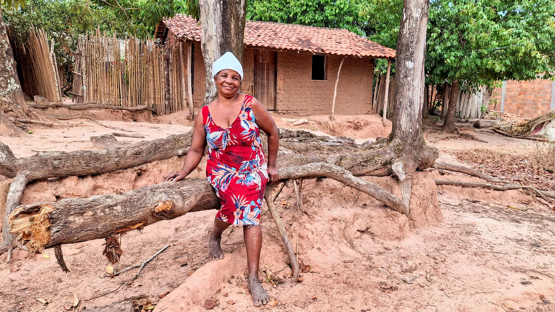 A lavradora Maria José em frente a casa de taipo no Quilombo Onça, em Santa Inês, no Maranhão. Foto: Katherine Martins