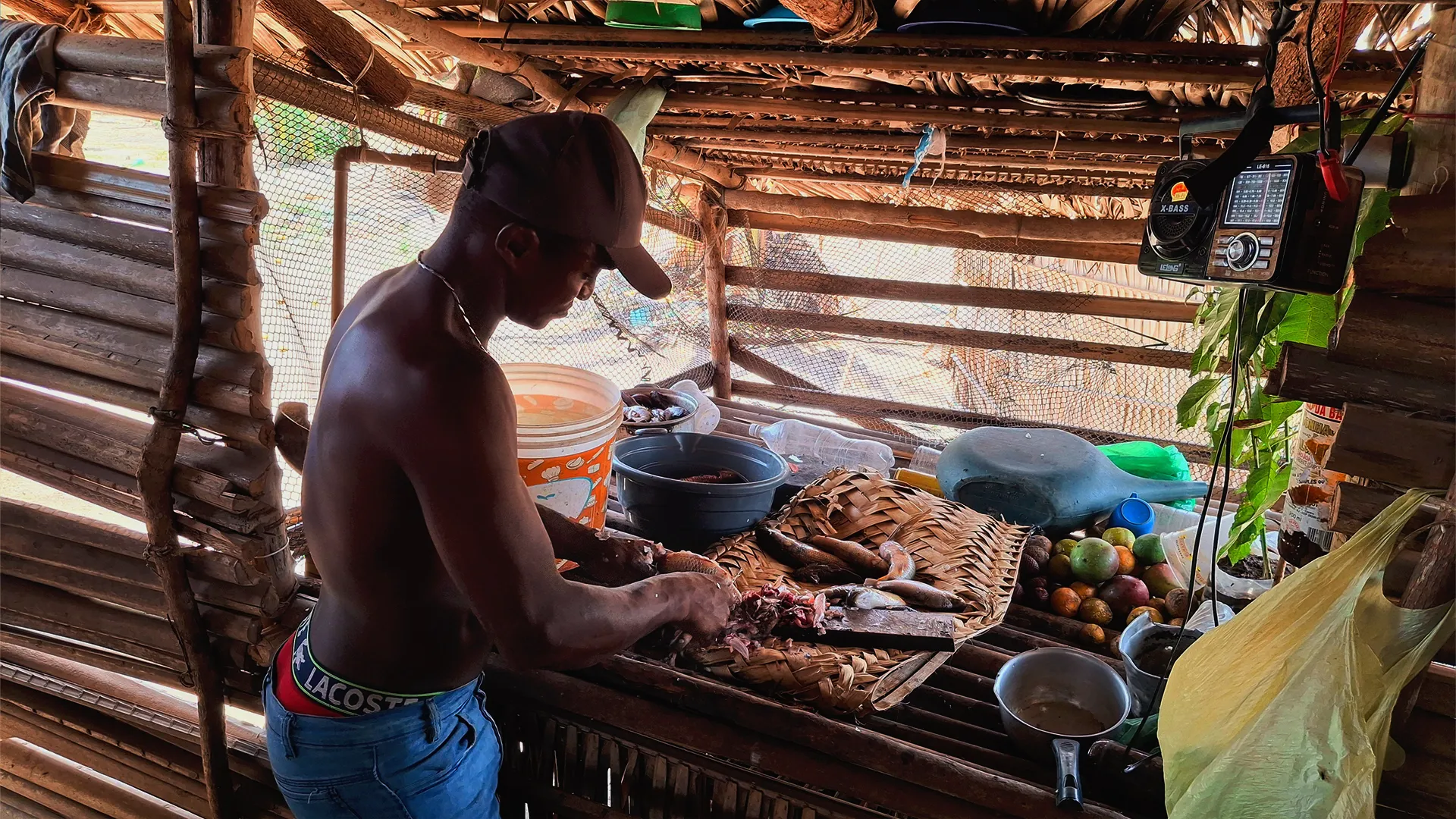 Celso, pescador e morador da comunidade, tratando peixe no Quilombo Onça, em Santa Inês, interior maranhense. Foto: Katherine Martins