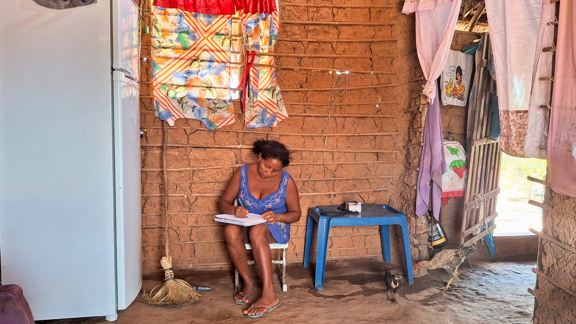 A quilombola Angelita Lopes assinando pesquisa em sua casa no Quilombo Onça, em Santa Inês, no Maranhão. Foto: Katherine Martins