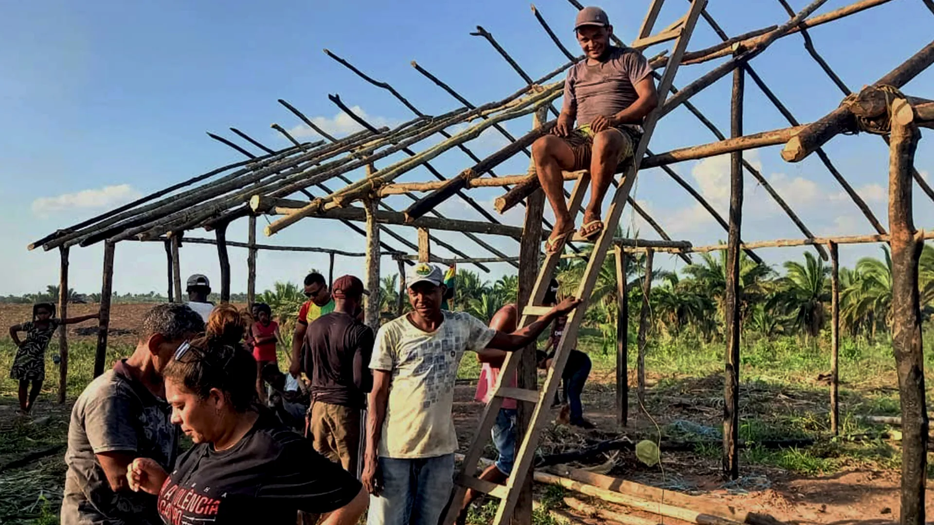 Construção da casa de taipo no Quilombo Onça, comunidade localizada em Santa Inês, no interior do Maranhão. Foto: Antonio Jean (Gato Preto)