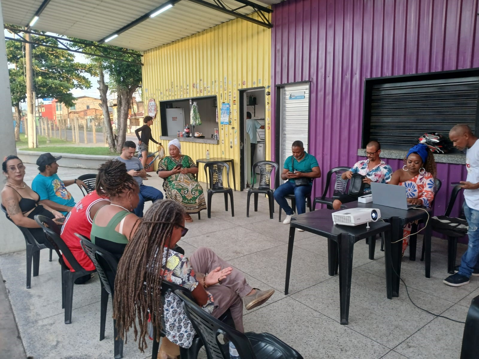 Imagem mostra implementação da Maleta Conviver por instituição parceira em março de 2025