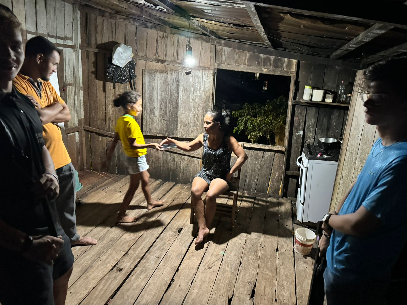 Suely mora com as três filhas em um casa com dois quartos, sala e cozinha, mas sem banheiro. Foto: Vagno Albino