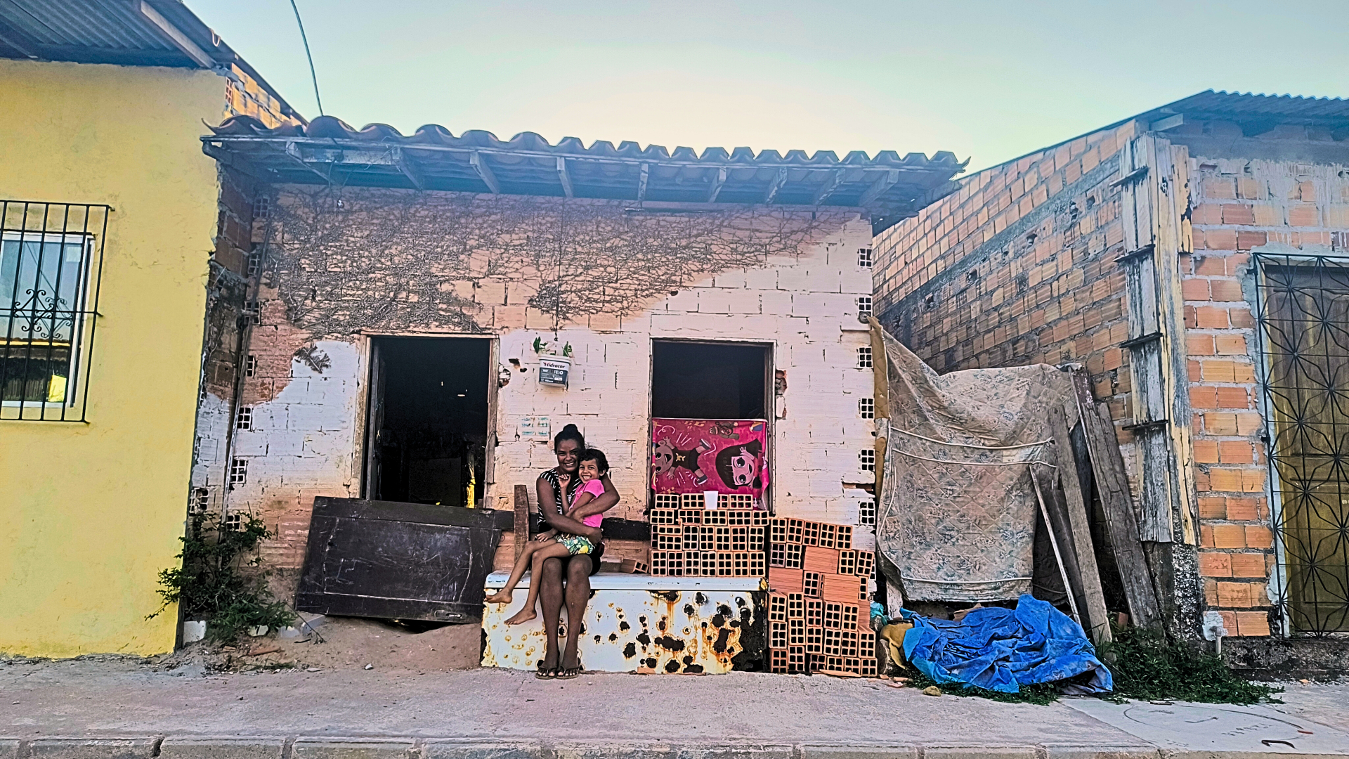 Andriele com a filha Anny Luanda, de 6 anos, em frente a sua casa no bairro de Icoaraci, em Belém. Foto: Priscila Cobra