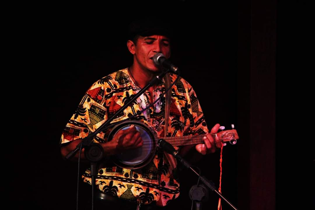 Mestre Ney Lima tocando banjo durante apresentação no Teatro Experimental Waldemar Henrique Crédito: Uirandê Gomes