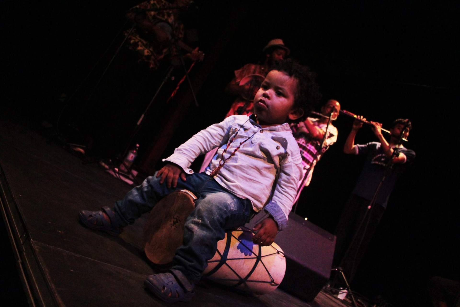 Aroenã, filho mais velho do casal, de 6 anos, faz participação no show Mestres Urbanos da Vila de Icoaraci (Teatro Experimental Waldemar Henrique - 2018) Crédito: Uirandê Gomes