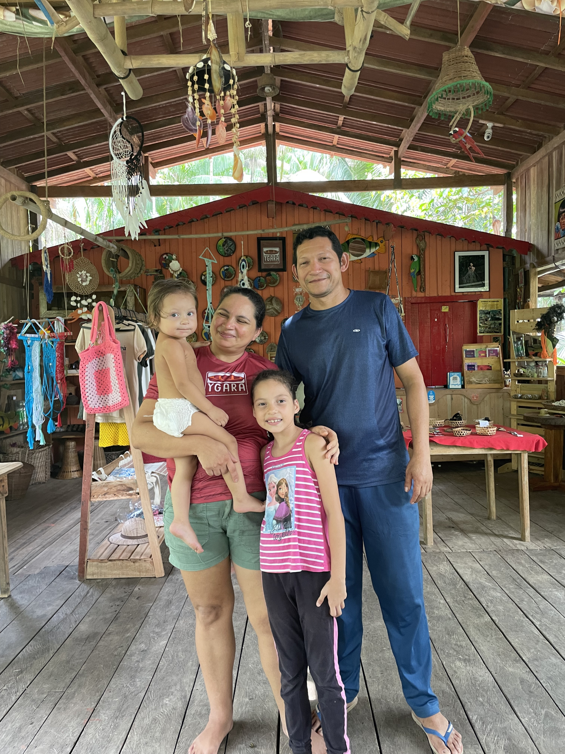Charles, sua esposa Iracema dos Santos e suas filhas Izabele (no centro) e Maria Alice (no colo) no seu espaço de turismo de experiência Ygara Artesanal / Crédito: Cecilia Amorim