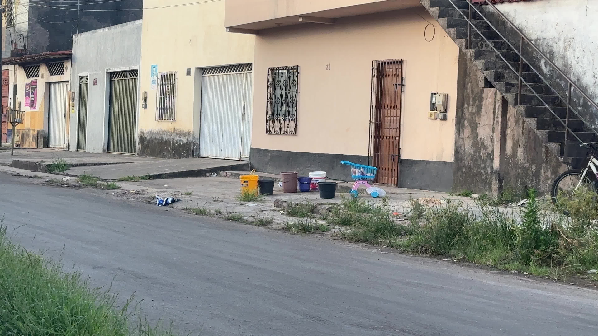 Coleta de água em baldes para lidar com as dificuldades da ausência do poder público. Créditos: Linda Rodrigues