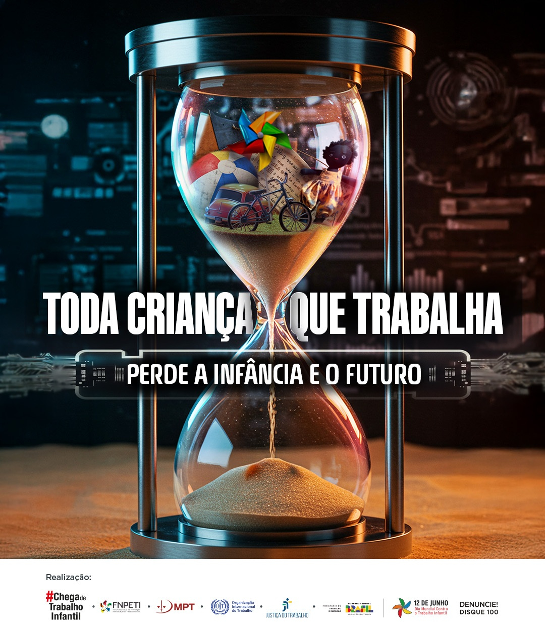 Uma ampulheta com areia escoando mostra no topo vários objetos associados à infância: bicicleta, pipa, bola, carrinho e brinquedos. Abaixo, a areia vai caindo, representando o tempo que passa. No centro da imagem está a frase: "Toda criança que trabalha perde a infância e o futuro". A imagem faz parte de uma campanha contra o trabalho infantil, com logotipos de instituições como MPT, Justiça do Trabalho e outras.