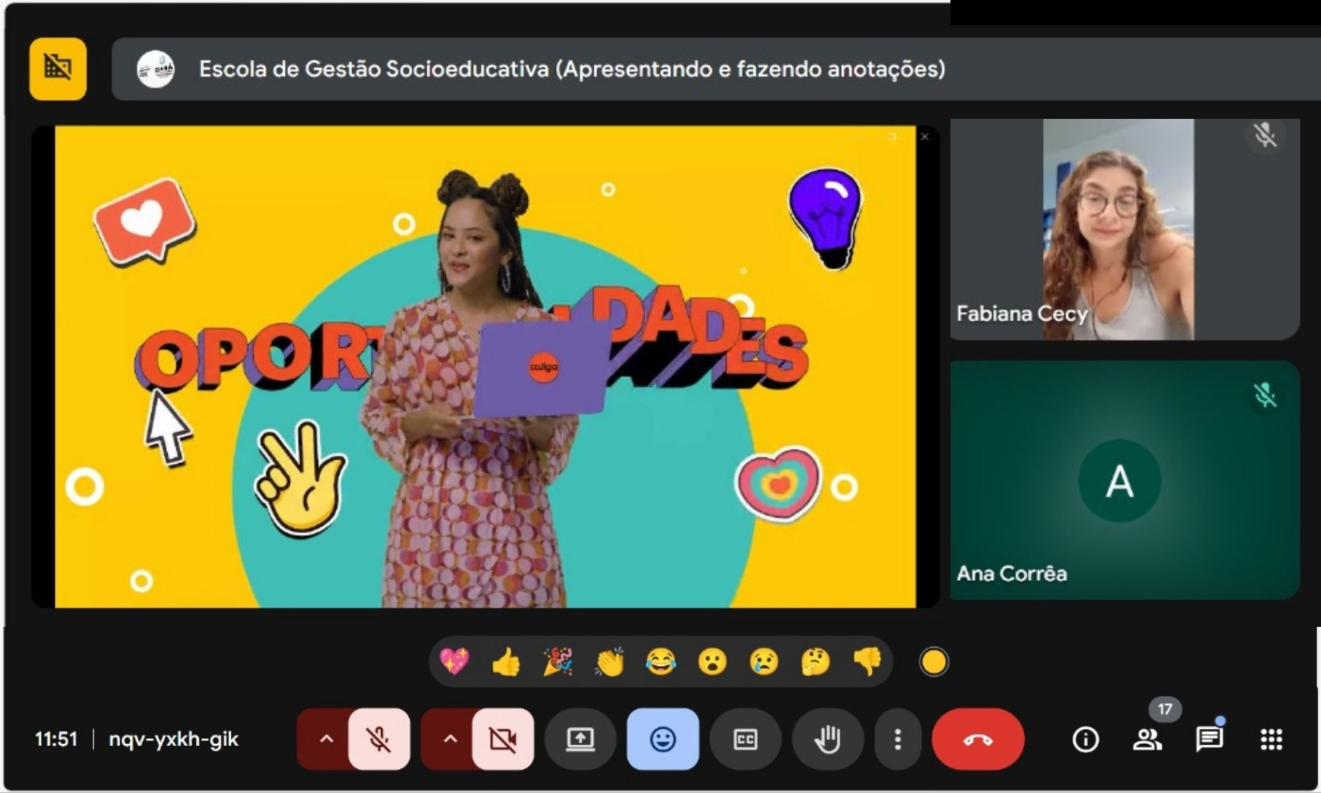 Captura de tela de uma videoconferência. No centro, há uma apresentadora jovem com cabelo preso em dois coques, usando um vestido rosa estampado. Ela segura um notebook roxo com o logo “Co.liga”. O fundo é amarelo com elementos gráficos coloridos, como emojis e a palavra “Oportunidades” em destaque. Do lado direito, há duas janelas com participantes: uma mulher chamada Fabiana Cecy e outra identificada como Ana Corrêa.