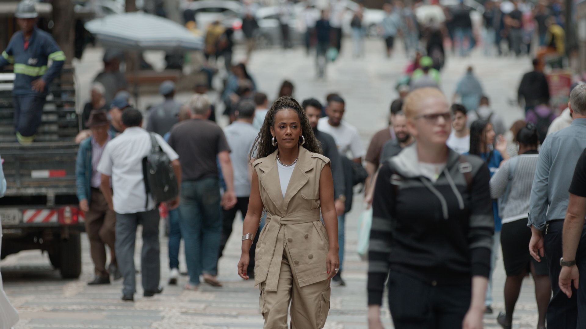 A imagem mostra a atriz Naruna Costa nos bastidores da série Brasil da Paz
