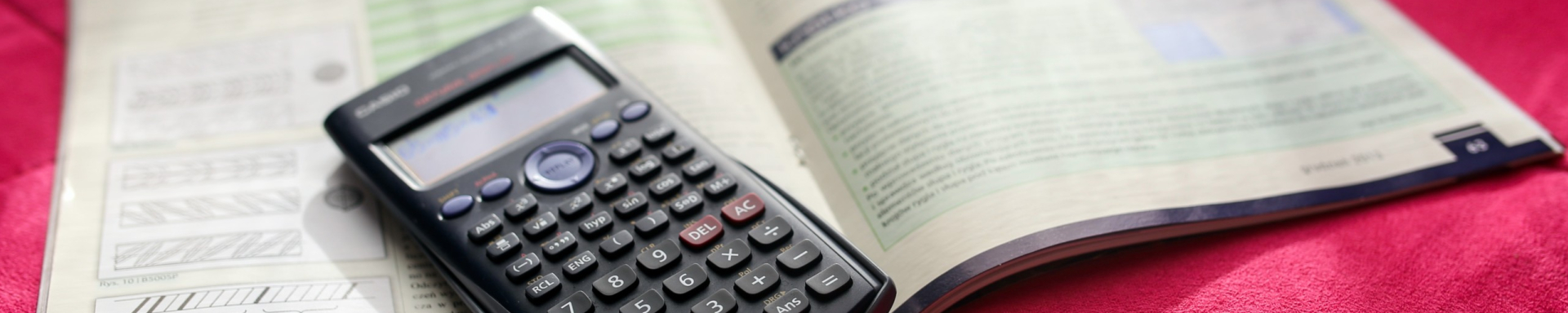 Uma calculadora em cima de livro