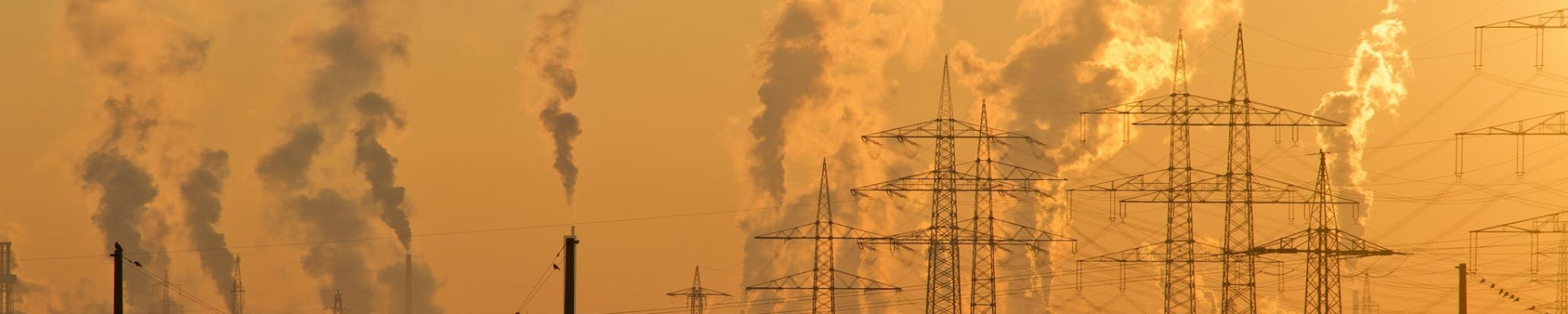 Uma área industrial com fumaças sendo expelidas