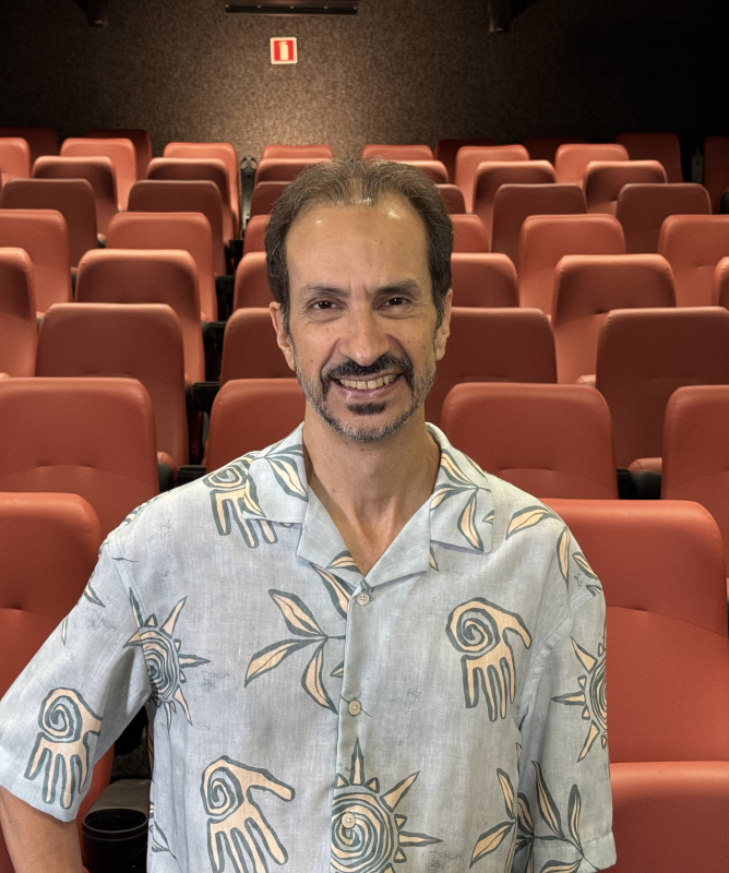 A imagem mostra Marcelo Janot, apresentador da nova temporada do Cineclube Futura