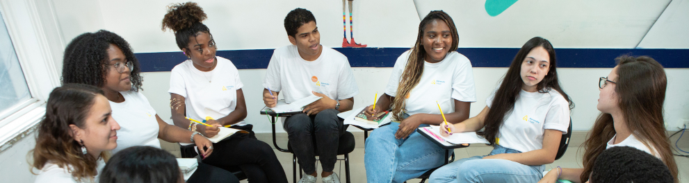 Jovens aprendizes sentados no formato de um círculo