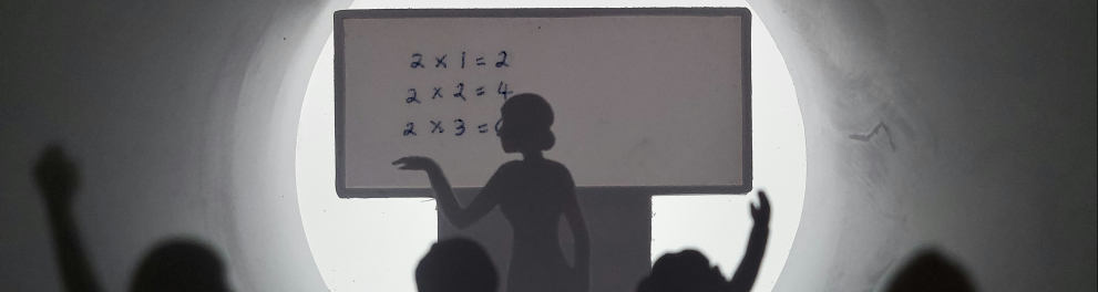 Ilustração mostra uma professora em uma sala de aula