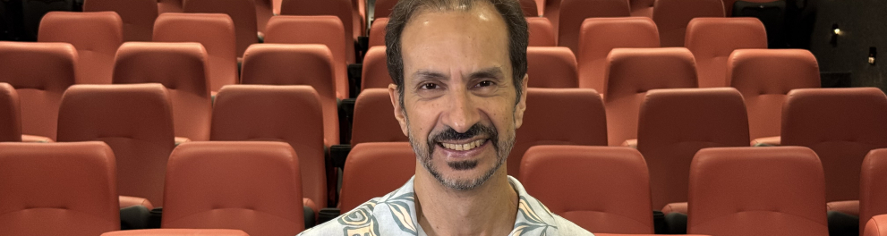 A imagem mostra Marcelo Janot, apresentador da nova temporada do Cineclube Futura
