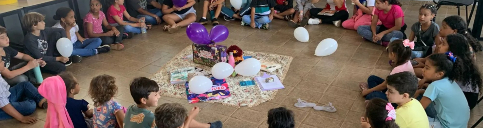 Imagem mostra implementação da Maleta Conviver por instituição parceira em março de 2025