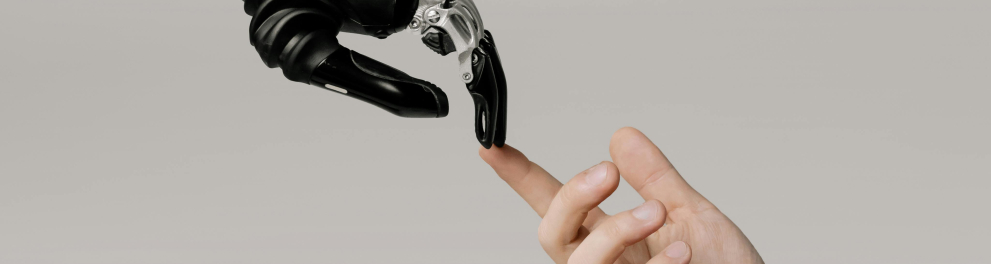 uma mão robótica e uma humana se tocando