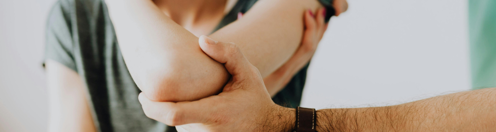 A imagem mostra um profissional da saúde ajudando uma mulher a se alongar