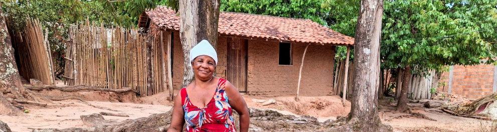 A lavradora Maria José em frente a casa de taipo no Quilombo Onça, em Santa Inês, no Maranhão. Foto: Katherine Martins