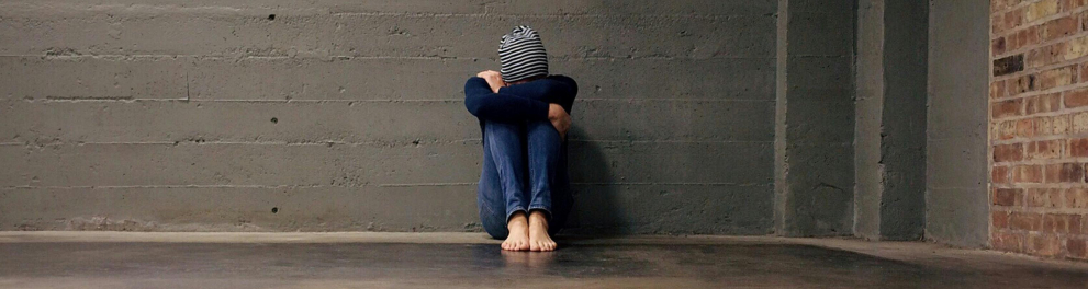 adolescente triste e escondendo o rosto