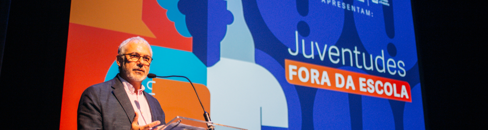 Imagem mostra João Alegria no lançamento da pesquisa "Juventudes fora da escola"