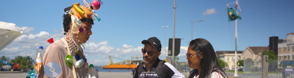 O influenciador Max Vitorino na série Planeta Menos Um Lixo